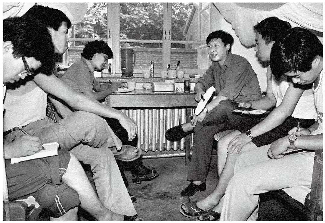 1984年7月29日，習近平與中國人民大學暑期社會實踐團成員在正定縣政府招待所宿舍座談。（圖源：《習近平與大學生朋友們》）