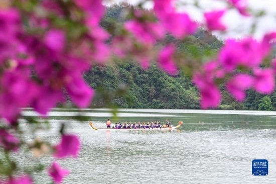 6月22日，重慶市酉陽土家族苗族自治縣酉水河鎮(zhèn)河灣村，參賽選手進(jìn)行龍舟比賽。
