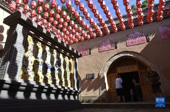 6月23日，游人在三門峽市陜州地坑院景區(qū)內(nèi)游覽。