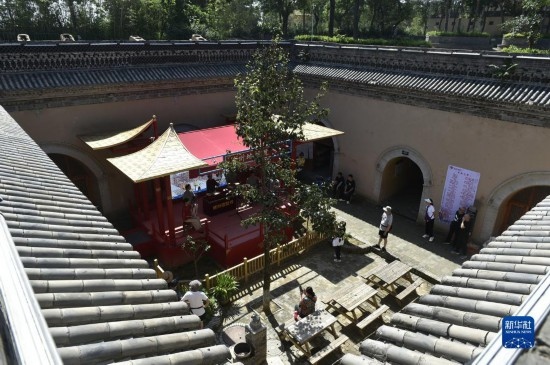 6月23日，游人在三門峽市陜州地坑院景區(qū)內(nèi)游覽。