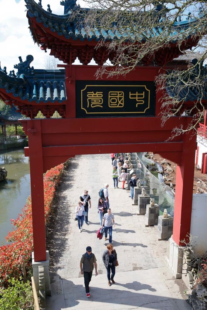 在比利時天堂動物園的中國園，游客從牌樓下走過。