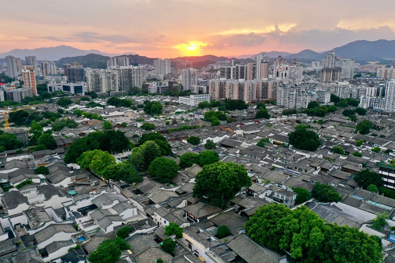 2021年7月10日，夕陽映照下的福州三坊七巷文化歷史街區(qū)。