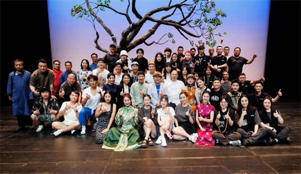《斷金》百場演職人員合影。龍馬社供圖