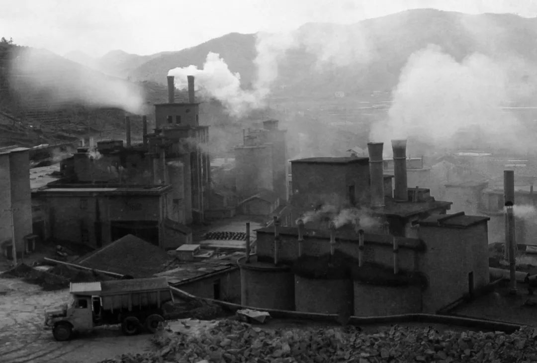 上世紀(jì)80年代，余村開礦山、辦水泥廠。（圖源：安吉縣委宣傳部）