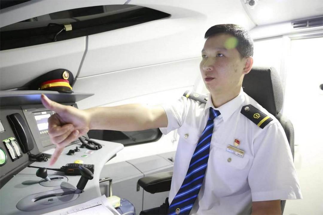 陳承儀駕駛動車組列車執(zhí)行標(biāo)準(zhǔn)作業(yè)。陳巍攝