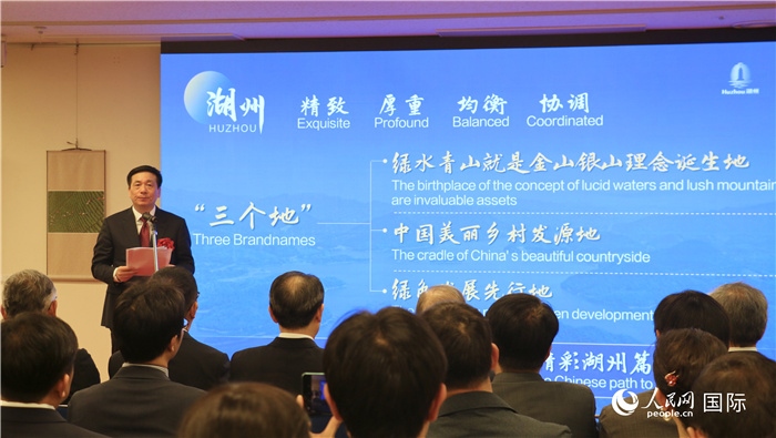 湖州市委書(shū)記陳浩介紹湖州市總體情況。（人民網(wǎng) 許可攝）