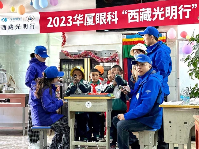 華廈眼科醫(yī)務(wù)人員對當(dāng)?shù)厣倌陜和M行近視、弱視、斜視篩查。人民網(wǎng)記者 李棟攝