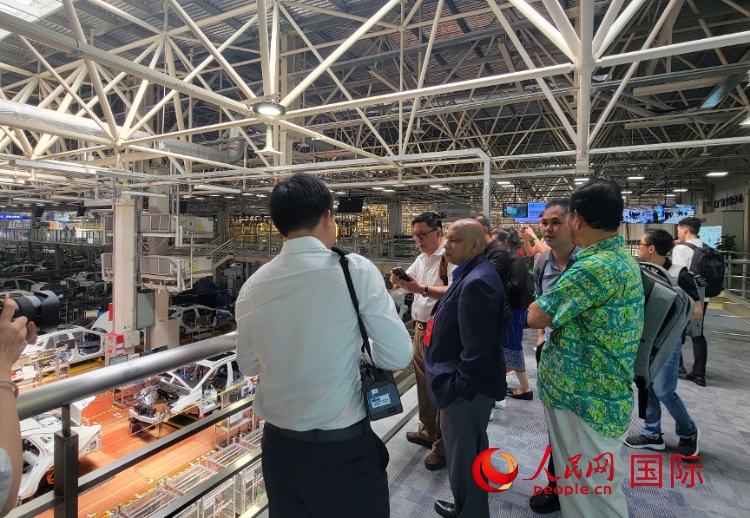 外媒記者在廣汽埃安車間參觀。人民網(wǎng) 寧玉瑛攝