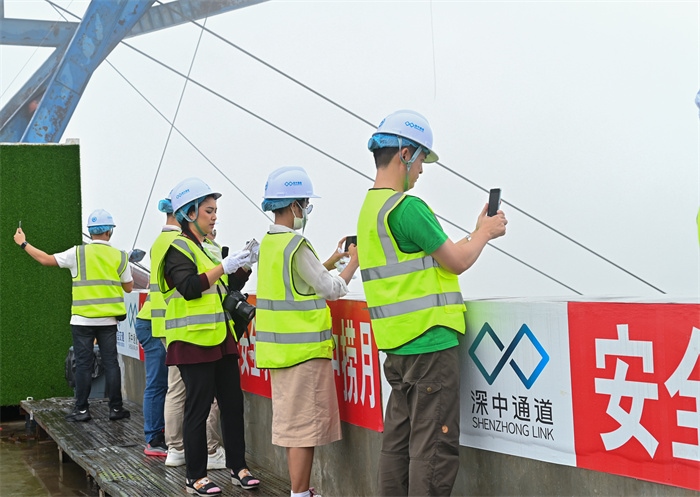 瀾湄六國媒體記者代表在建設(shè)中的深中通道伶仃洋大橋270米高塔之上拍照。中交集團供圖