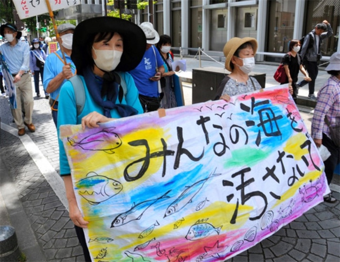 2023年6月20日，日本民眾在福島縣政府周圍舉行抗議活動，強烈反對核污水排海計劃，呼吁保護漁業(yè)資源。圖片來源：《朝日新聞》