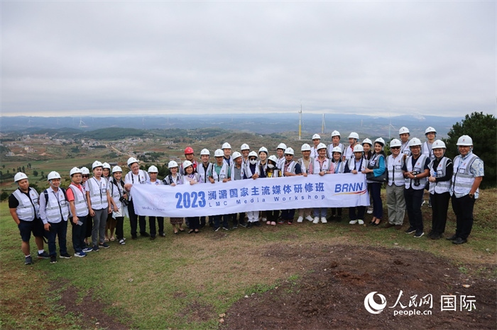 瀾湄記者團在富源西風電基地合影留念。人民網 李發(fā)興攝