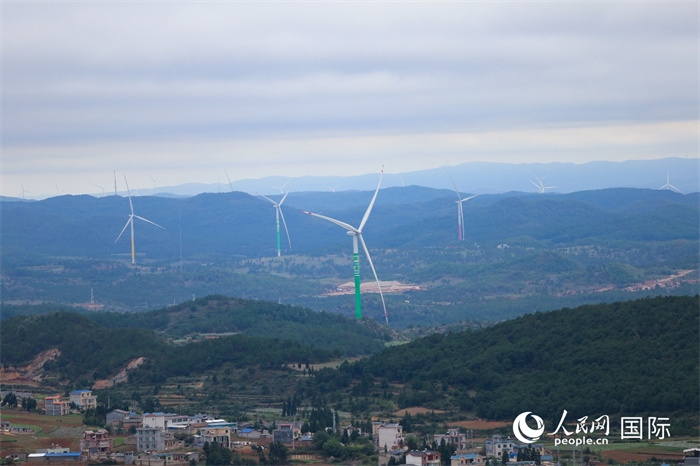 圖為位于云南省曲靖市富源縣的富源西風電基地。（人民網 李發(fā)興攝）