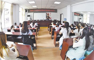  圖②：法院干警向參加活動(dòng)的學(xué)生和家長(zhǎng)講解暑假安全教育知識(shí)。