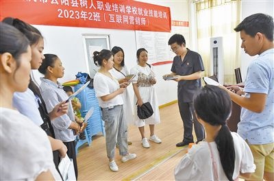 圖③：法院干警現(xiàn)場(chǎng)指導(dǎo)鄉(xiāng)村“代理家長(zhǎng)”如何正確管護(hù)留守兒童。
