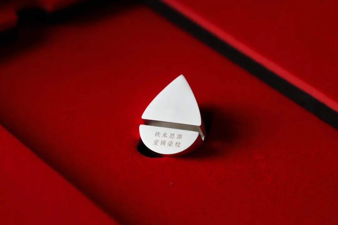 上海交通大學(xué)發(fā)布2023年錄取通知書禮盒。校方供圖