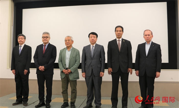 主辦方與嘉賓合影。（人民網(wǎng) 許可攝）