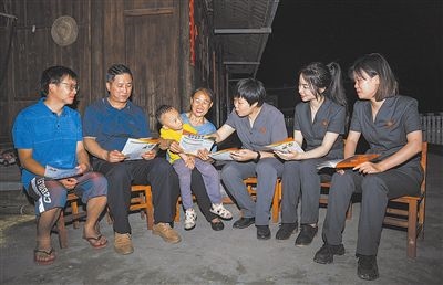 “法治屋場會(huì)”上，法院黨員志愿服務(wù)隊(duì)在給種植戶普及法律知識(shí)。