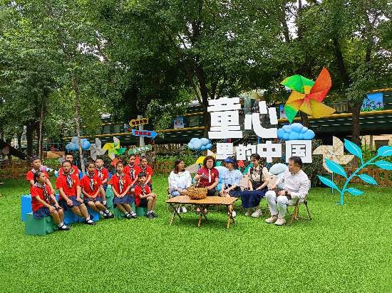 文縣東壩童聲合唱團的孩子們在央視大風車基地錄制節(jié)目。