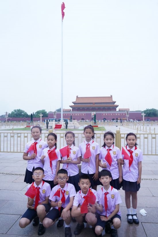 文縣東壩童聲合唱團的孩子們在天安門廣場合影。