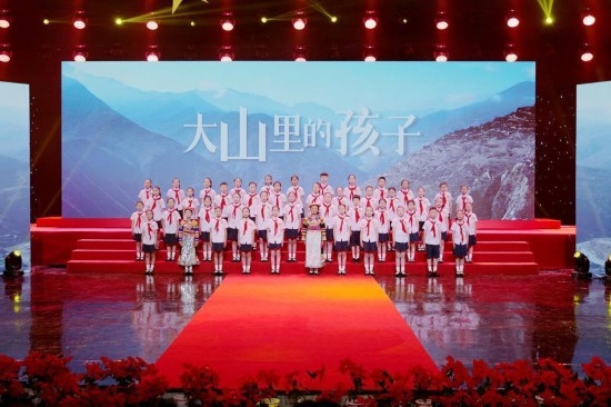 文縣東壩童聲合唱團的孩子們在甘肅廣播電視總臺青少頻道錄節(jié)目。