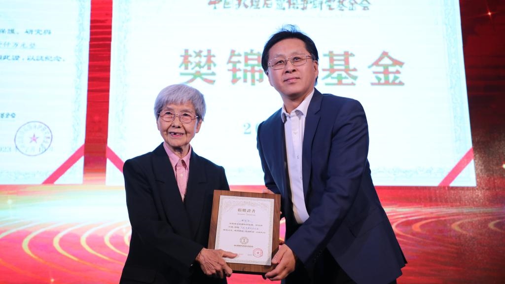 國(guó)家文物局黨組成員、副局長(zhǎng)解冰（右）為樊錦詩（左）頒發(fā)捐贈(zèng)證書。新華社記者張睿 攝