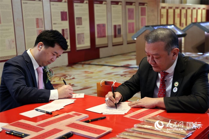 觀眾在展覽現(xiàn)場設(shè)置的體驗區(qū)手寫“批信”。人民網(wǎng)記者楊一攝