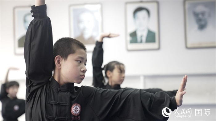 正在練習劈掛拳的武術學童。人民網(wǎng)記者 袁蒙攝