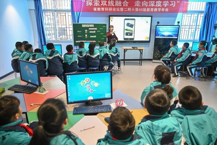 福州教育學(xué)院附屬第二小學(xué)的學(xué)生在由學(xué)校與網(wǎng)龍網(wǎng)絡(luò)公司共同打造的“創(chuàng)客教室”學(xué)習(xí)科學(xué)課（2020年12月18日攝）。新華社記者 宋為偉 攝