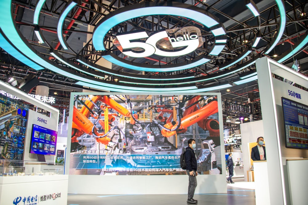 在位于湖北省武漢市的中國光谷科技會展中心拍攝的“5G+工業(yè)互聯(lián)網(wǎng)成果展”現(xiàn)場（2021年11月20日攝）。新華社記者 伍志尊 攝