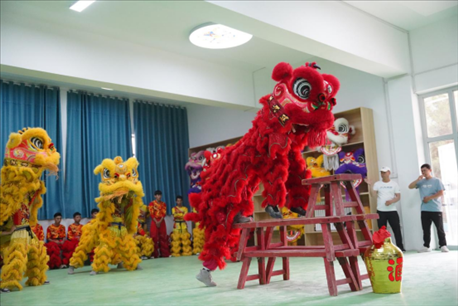 開課儀式現(xiàn)場(chǎng)，疏附縣第一中學(xué)舞獅隊(duì)的醒獅表演。