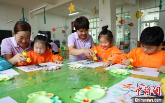 在肥西縣山南鎮(zhèn)中心幼兒園，孩子們在老師的指導(dǎo)下作畫。陳家樂 攝
