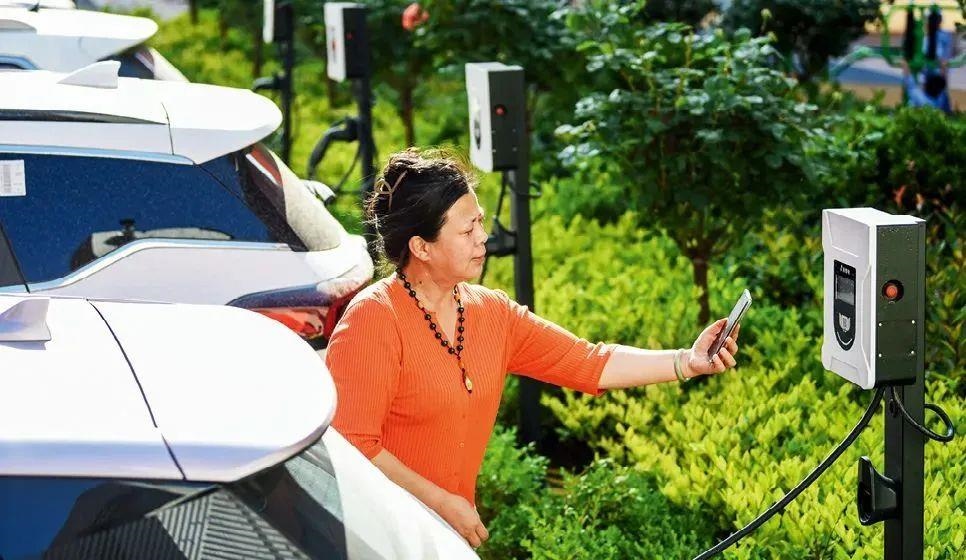 2023年5月24日，山東省膠州市新立街小區(qū)內(nèi)一位居民使用電動汽車充電樁掃碼充電。該小區(qū)加裝各類智慧設(shè)備，打造“智慧社區(qū)”，為居民生活帶來便利。