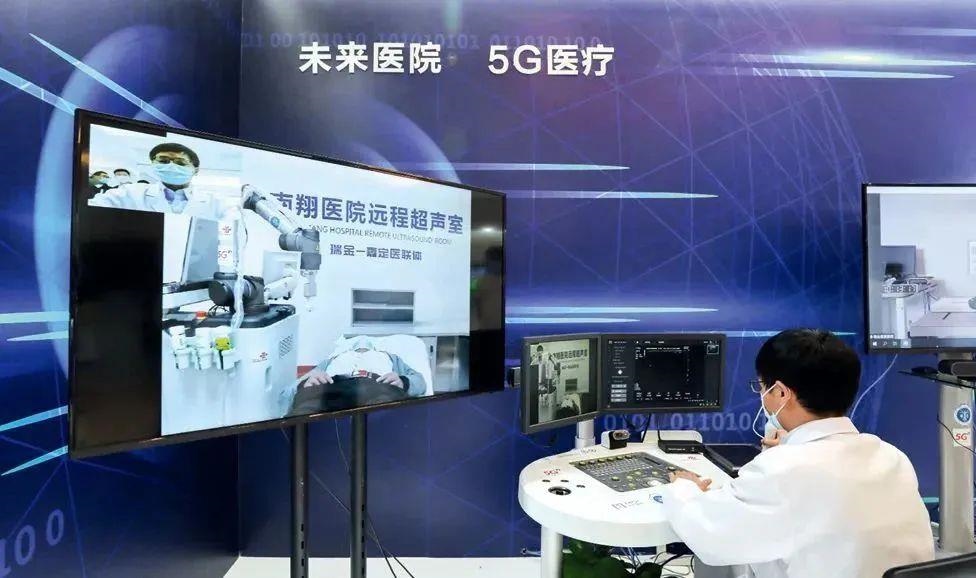 2021年5月7日，上海瑞金醫(yī)院，醫(yī)生通過遠(yuǎn)程控制5G機(jī)械臂為病人做B超。