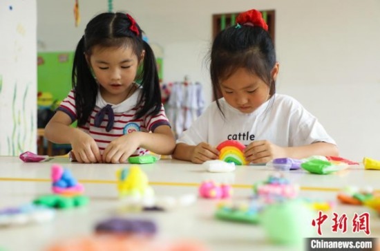 在肥西縣山南鎮(zhèn)中心幼兒園，孩子們在做彩色泥塑。陳家樂 攝