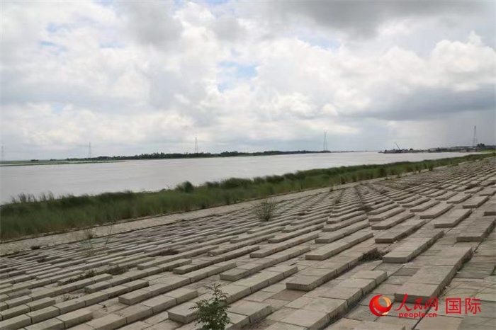 孟加拉國帕德瑪大橋河道整治工程北岸整治區(qū)域長1.5千米，南岸長11.5千米，是目前世界上規(guī)模最大的河道整治工程。人民網(wǎng)記者 孫廣勇攝