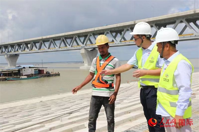 孟加拉國帕德瑪大橋河道整治工程北岸整治區(qū)域長1.5千米，南岸長11.5千米，是目前世界上規(guī)模最大的河道整治工程。人民網(wǎng)記者 孫廣勇攝