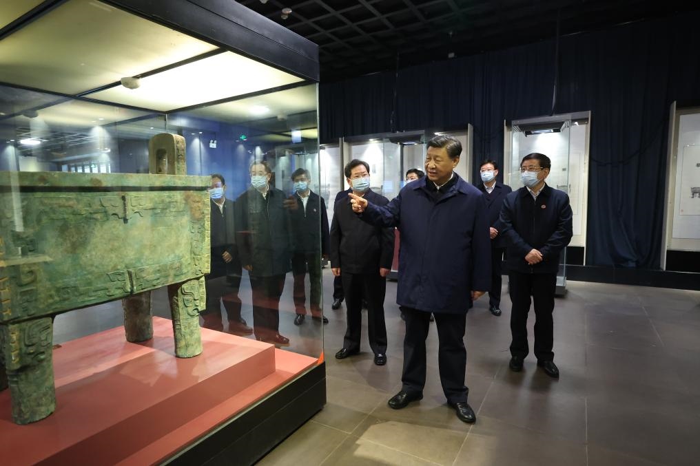 2022年10月26日至28日，中共中央總書記、國家主席、中央軍委主席習(xí)近平在陜西省延安市、河南省安陽市考察。這是28日下午，習(xí)近平在安陽市殷墟博物館考察。新華社記者 鞠鵬 攝