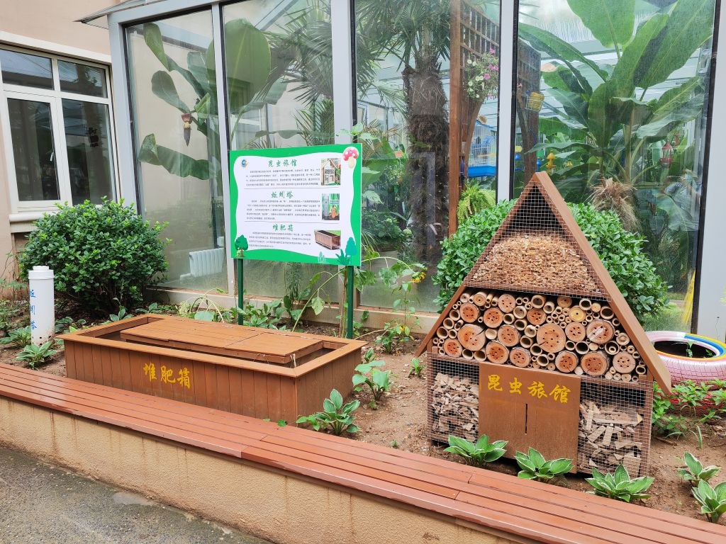 7月14日，大連市甘井子區(qū)實驗小學(xué)“識嫣園”里的堆肥箱。新華社記者張博群攝