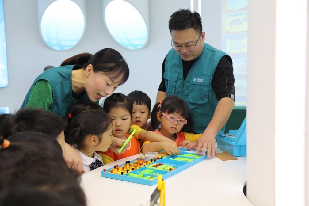 7月12日，浙江寧波奉化區(qū)實驗小學(xué)，暑托班孩子學(xué)習(xí)暑期安全用電和節(jié)能知識。新華社記者張璇攝