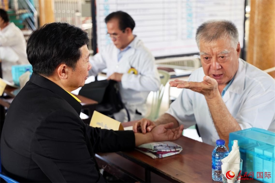 泰國中醫(yī)師為泰國春武里府最高行政長官威塔亞號脈問診。人民網(wǎng)記者 楊一攝