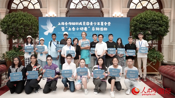 主辦單位為“上合小記者”頒發(fā)證書。實習(xí)生 方明軒攝