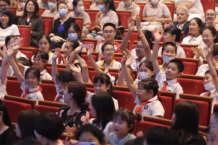 觀看演出的中小學(xué)生。中外語(yǔ)言交流合作中心供圖