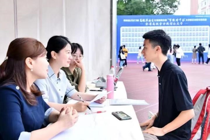 2023年5月7日，四川省2023屆高校畢業(yè)生專場招聘會暨“百校對千企”大型校企對接交流活動在成都理工大學舉行。（四川省教育廳供圖）