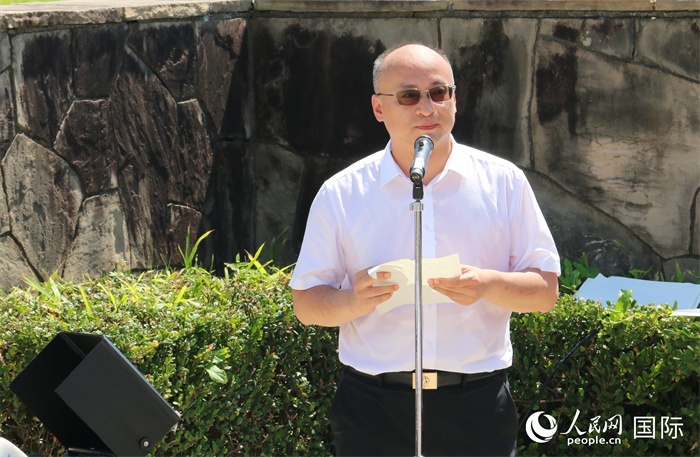 昆明市副市長安恩法在紀(jì)念儀式上致辭。人民網(wǎng) 許可攝