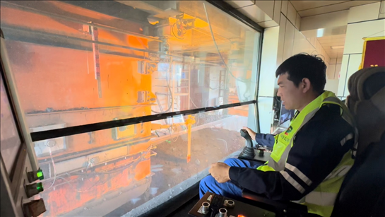 國家電投內(nèi)蒙古公司南露天煤礦裝車站司機石繼立的操縱下，一次性60噸的煤炭穩(wěn)穩(wěn)裝入車廂。人民網(wǎng) 金洪花攝