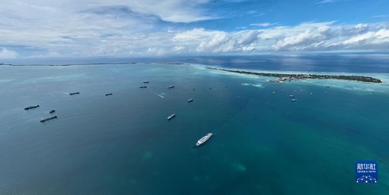 7月22日，中國(guó)海軍“和平方舟”號(hào)醫(yī)院船結(jié)束基里巴斯訪問(wèn)，駛離塔拉瓦港。新華社發(fā)（桂江波 攝）