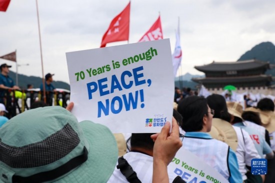 7月22日，在韓國首爾，人們手舉標(biāo)語參與反戰(zhàn)游行。新華社發(fā)（楊暢 攝）