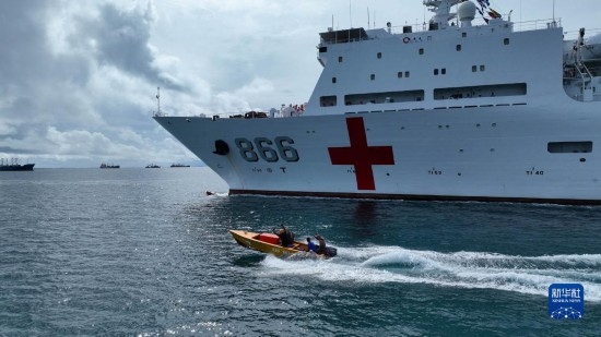 7月22日，中國(guó)海軍“和平方舟”號(hào)醫(yī)院船駛離塔拉瓦港途中，基里巴斯當(dāng)?shù)孛癖婑{船揮手告別。新華社發(fā)（桂江波 攝）