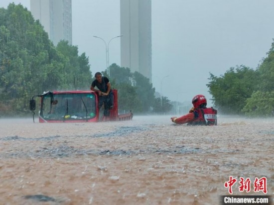 湖北咸寧暴雨引發(fā)內(nèi)澇，消防營救疏散民眾 朱燕林 攝