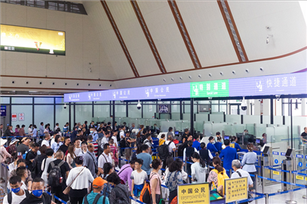 7月22日，乘坐中老鐵路國際旅客列車的旅客在磨憨邊檢大廳排隊(duì)候檢。衛(wèi)海林 攝